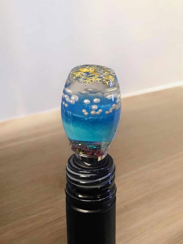 Nautical resin wine bottle stopper gold shells & starfish.