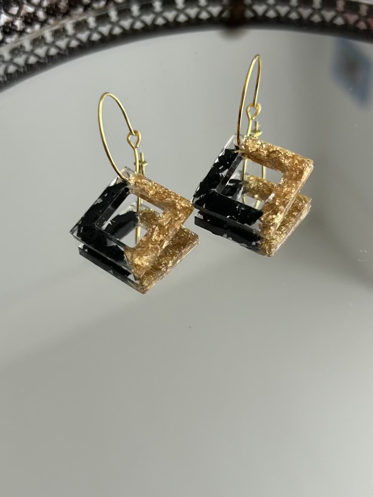 Dangle resin earrings. Square shape with broken glass and gold flakes