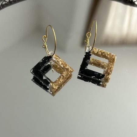 Dangle resin earrings. Square shape with broken glass and gold flakes