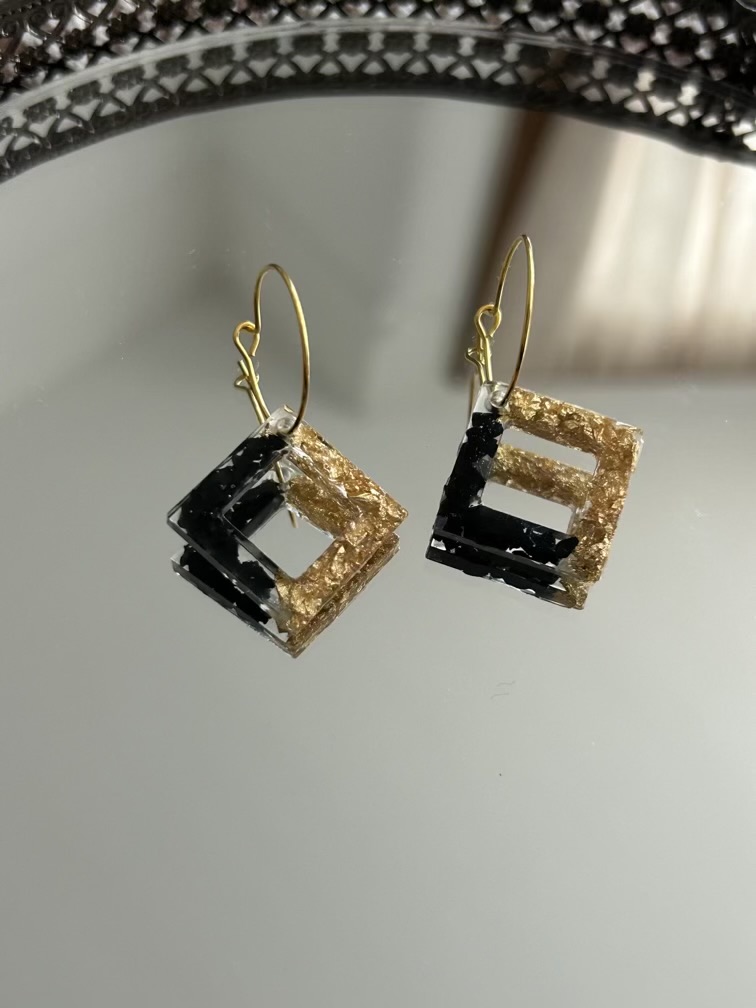 Dangle resin earrings. Square shape with broken glass and gold flakes
