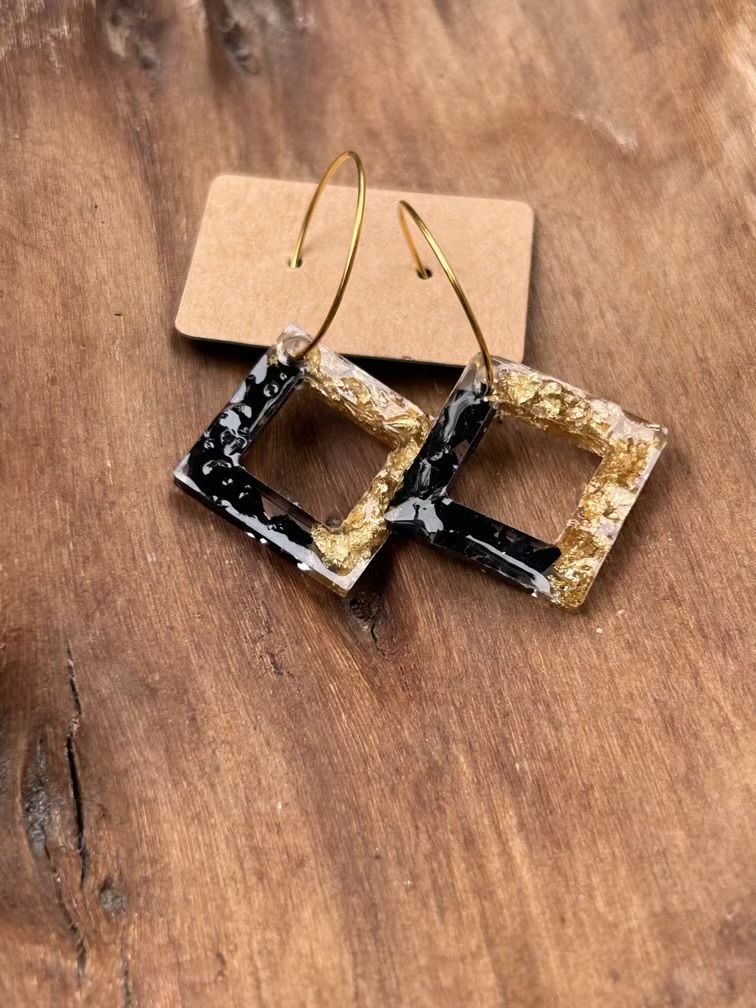 Dangle resin earrings. Square shape with broken glass and gold flakes