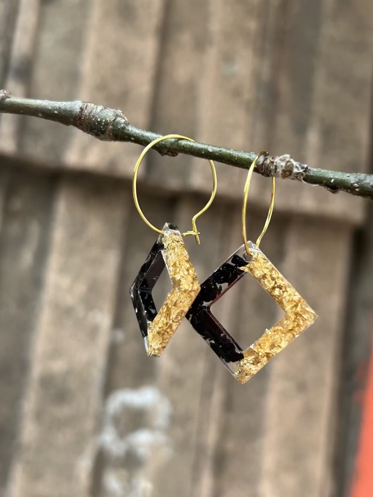 Dangle resin earrings. Square shape with broken glass and gold flakes