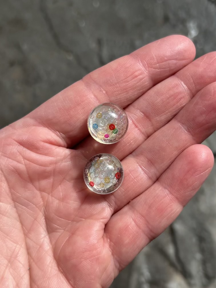 Stud round resin esrrngs with bubble glass beads