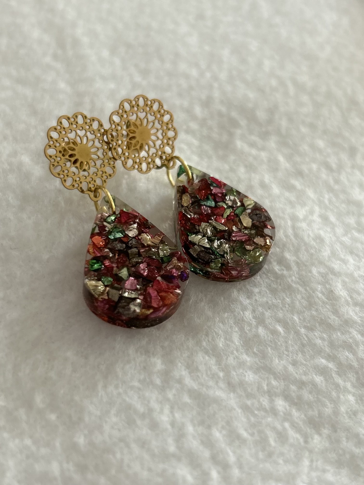 Dangle stud resin teardrop earring with colorful broken glass