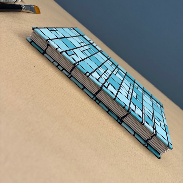 A5 Coptic stitch sketchbook | 48 pages | Blue squares | Elastic closure