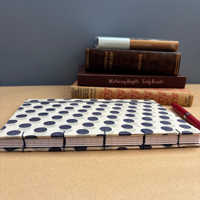 A5 Coptic stitch notebook | Lined paper | 48 pages | Blue/grey dot cover | Elastic closure