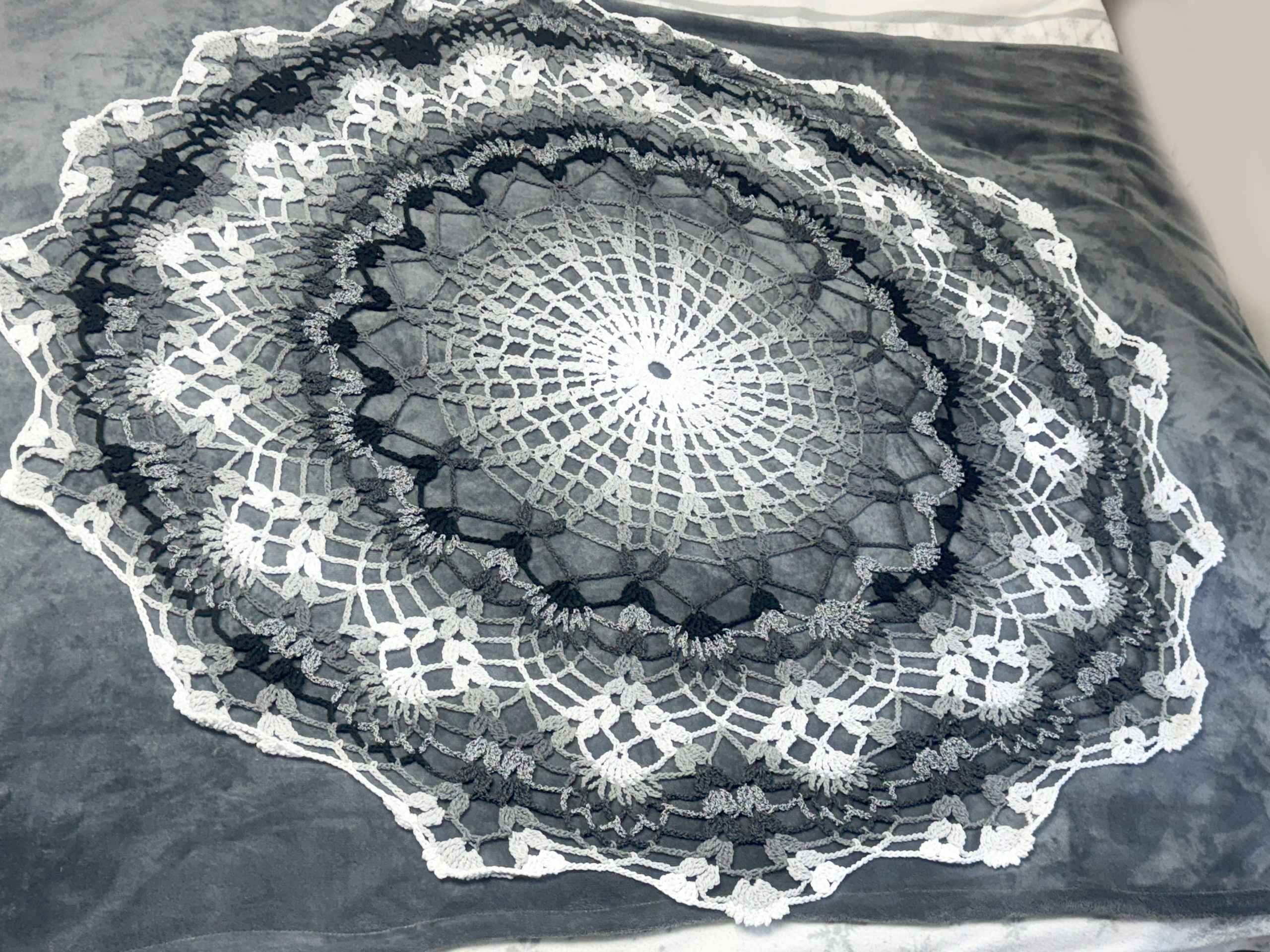 Crocheted round rug or bed cover