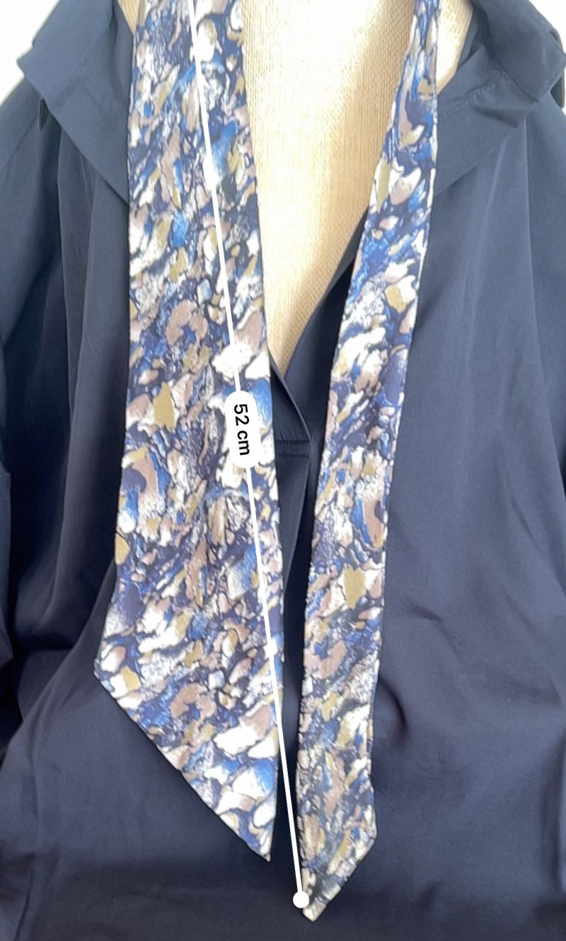 Modern and elegant scarf