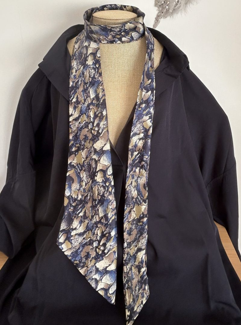 Modern and elegant scarf