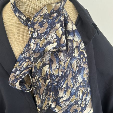 Modern and elegant scarf