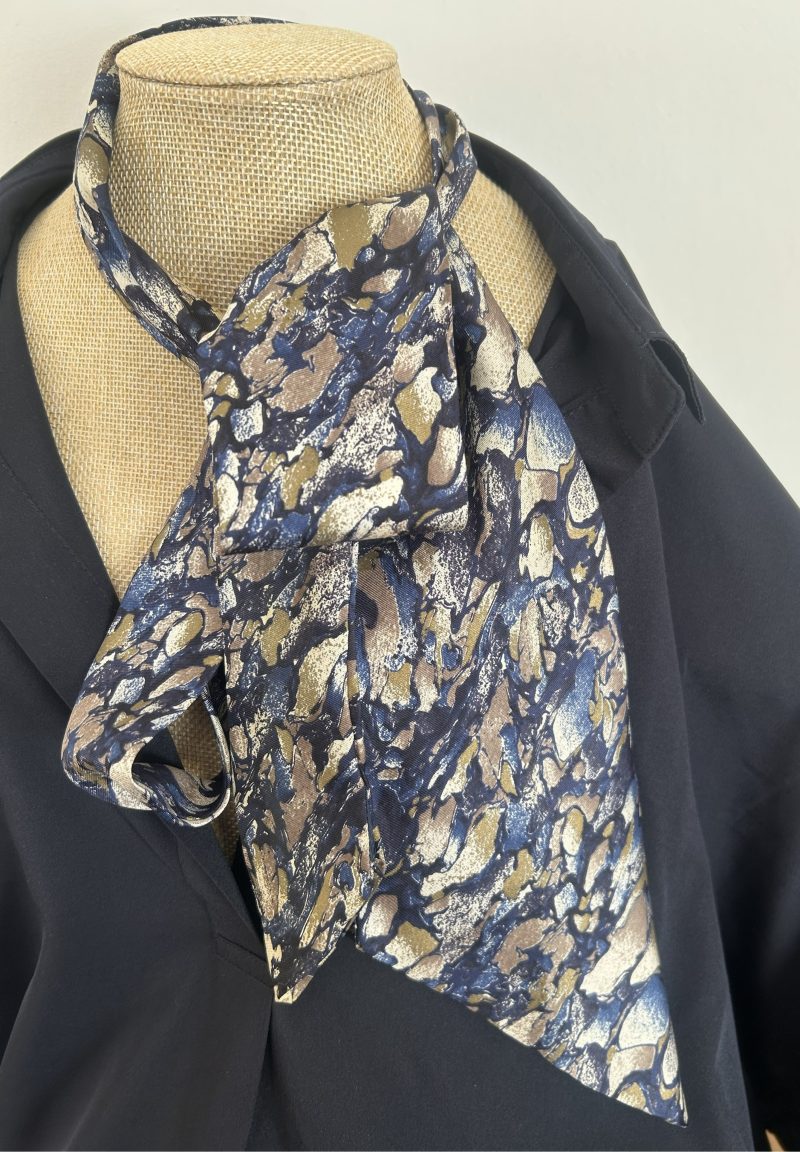 Modern and elegant scarf