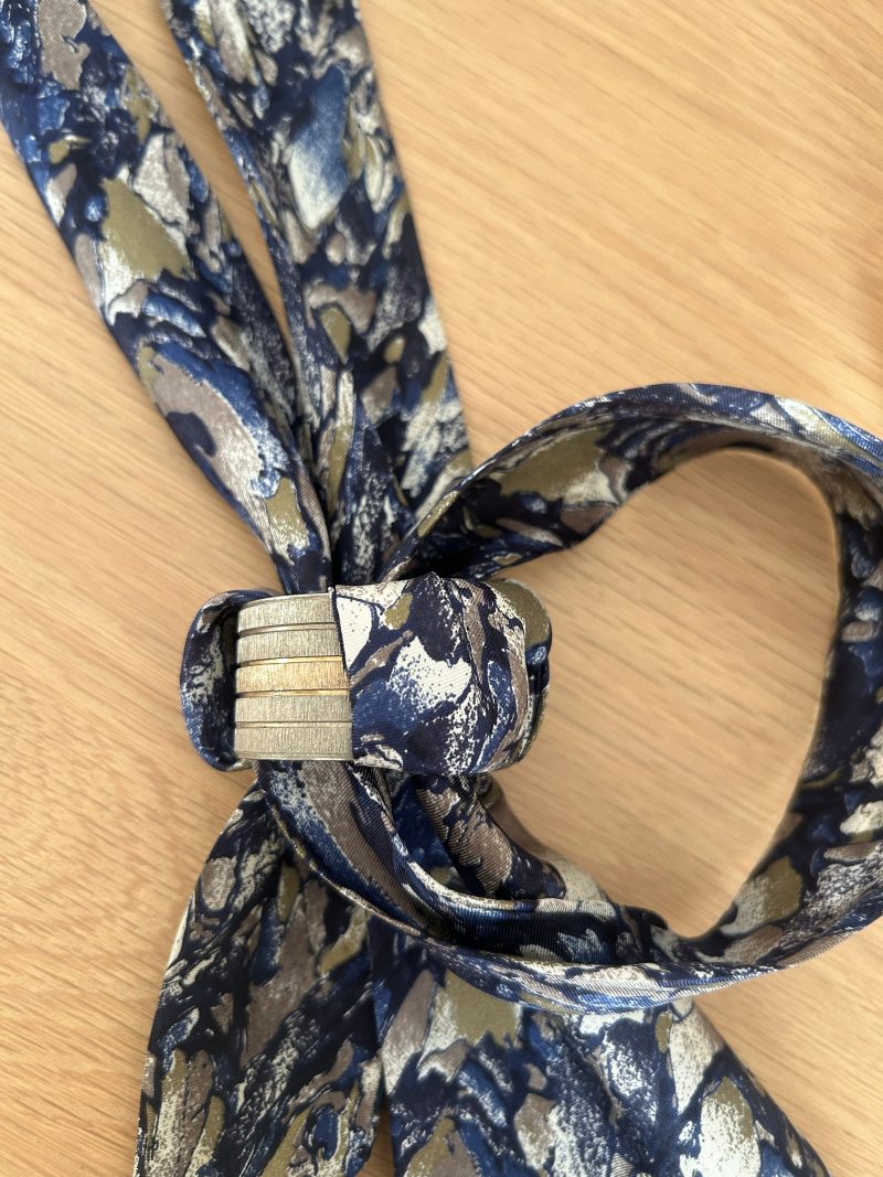 Modern and elegant scarf