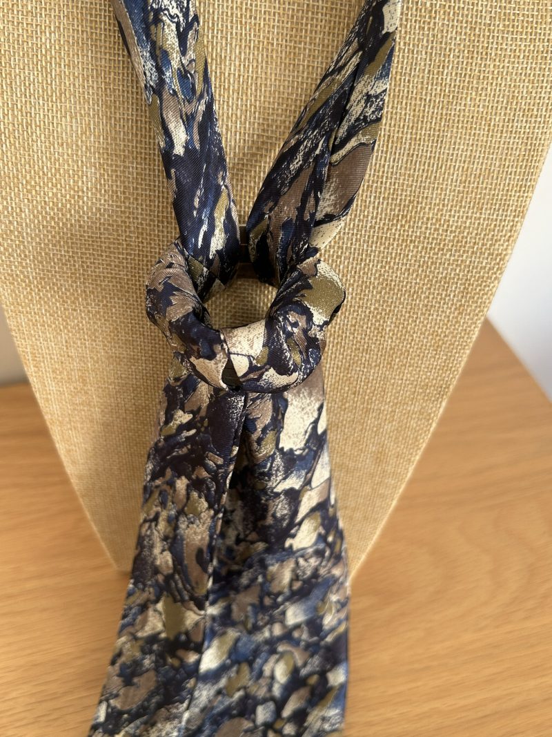 Modern and elegant scarf