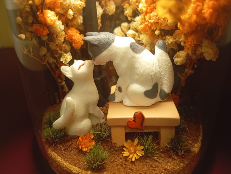 Purr-fect Romance lamp