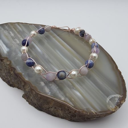 Handmade bracelet braided with sodalite, rose quartz and pearlbeads