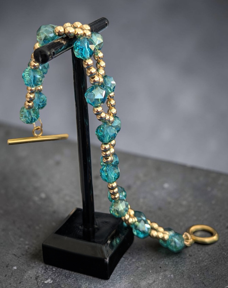 Elegant Teal and Gold-Tone Beaded Bracelet