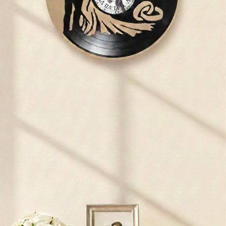 Handcrafted Vinyl Record Wedding Clock – Silhouette Couple with Floral Accents and Roman Numerals