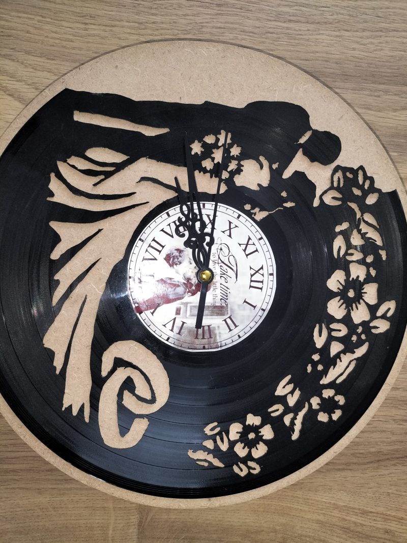 Handcrafted Vinyl Record Wedding Clock – Silhouette Couple with Floral Accents and Roman Numerals