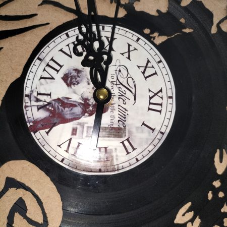 Handcrafted Vinyl Record Wedding Clock – Silhouette Couple with Floral Accents and Roman Numerals