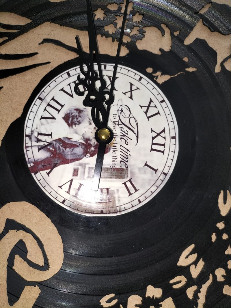 Handcrafted Vinyl Record Wedding Clock – Silhouette Couple with Floral Accents and Roman Numerals