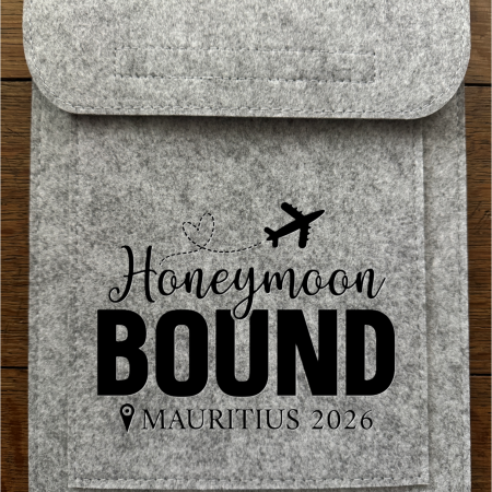 Felt Travel Wallet – Tablet / iPad Sleeve with Passport Pocket – Personalised Travel Organiser