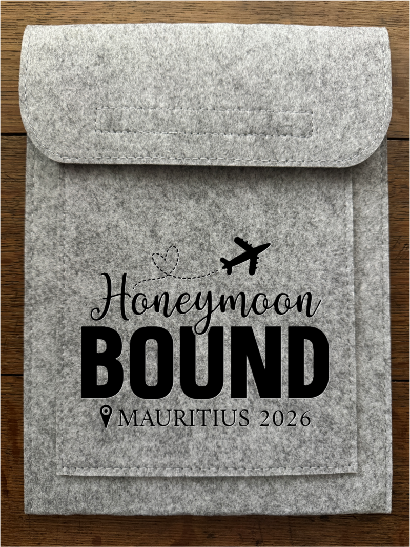 Felt Travel Wallet – Tablet / iPad Sleeve with Passport Pocket – Personalised Travel Organiser