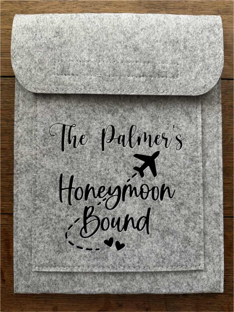 Felt Travel Wallet – Tablet / iPad Sleeve with Passport Pocket – Personalised Travel Organiser