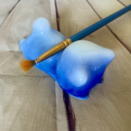 Sweet little blue and white cat shaped brush rest. Chopstick rest. Brush not included.