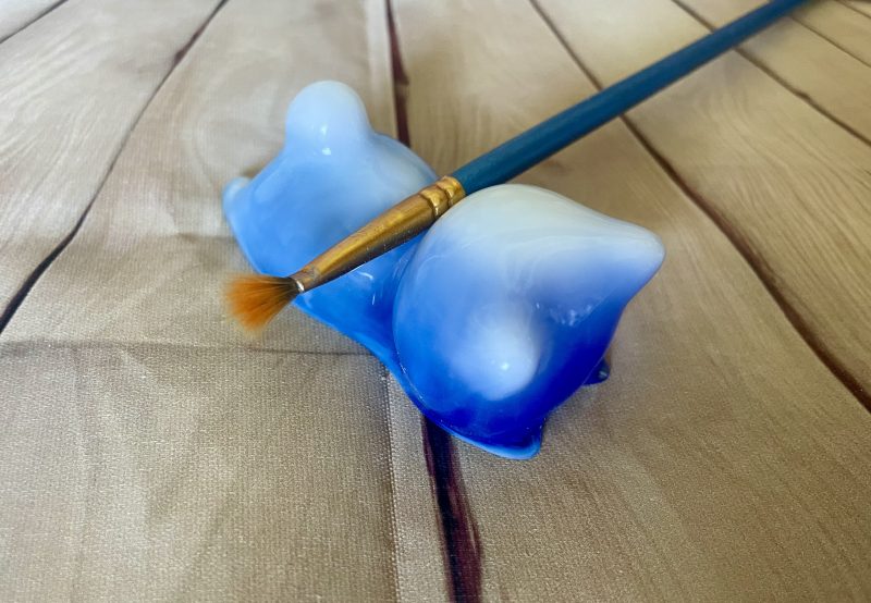 Sweet little blue and white cat shaped brush rest. Chopstick rest. Brush not included.