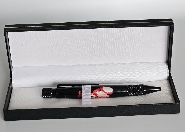 A hand crafted Headwind Twist Pen in Black Chrome and Teddy Design