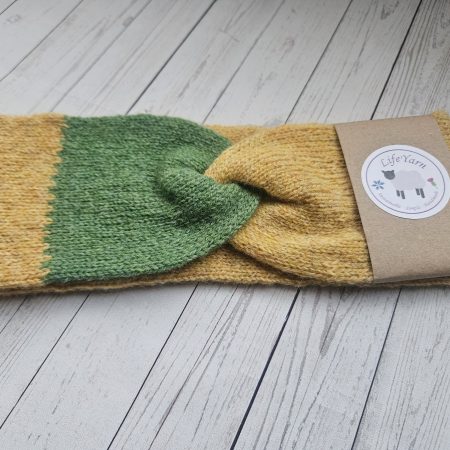 Handknitted headband/earwarmer.