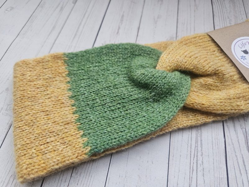 Handknitted headband/earwarmer.