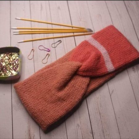 Handknitted headband/earwarmer.