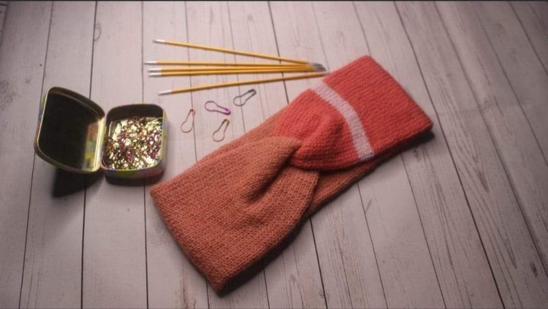 Handknitted headband/earwarmer.