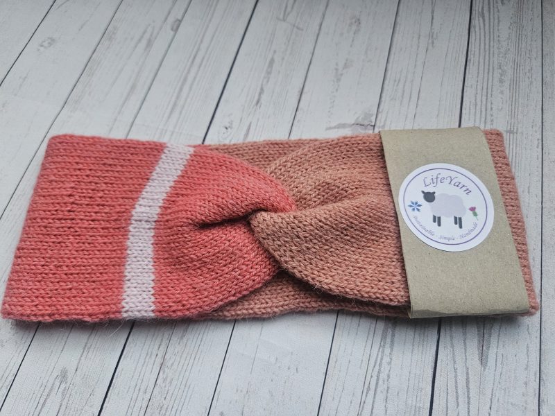 Handknitted headband/earwarmer.