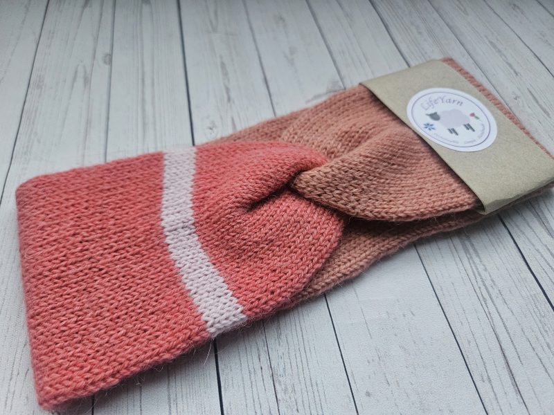 Handknitted headband/earwarmer.