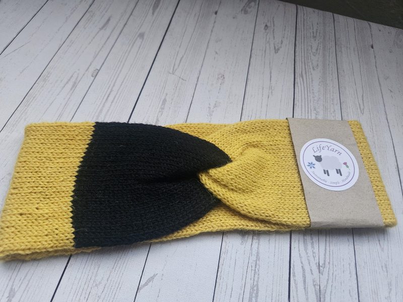 Handknitted headband/earwarmer.