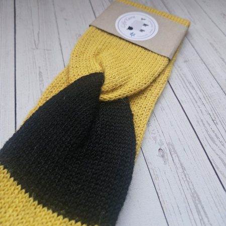 Handknitted headband/earwarmer.