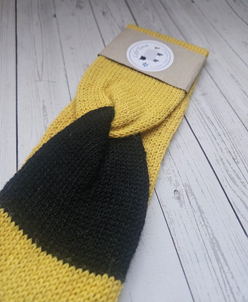 Handknitted headband/earwarmer.