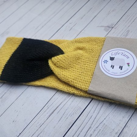 Handknitted headband/earwarmer.