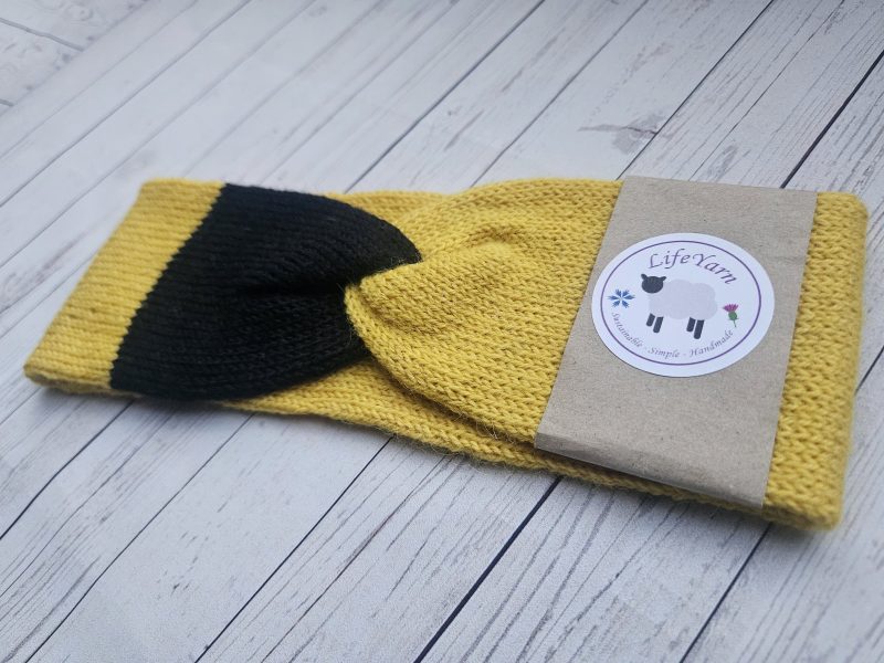 Handknitted headband/earwarmer.