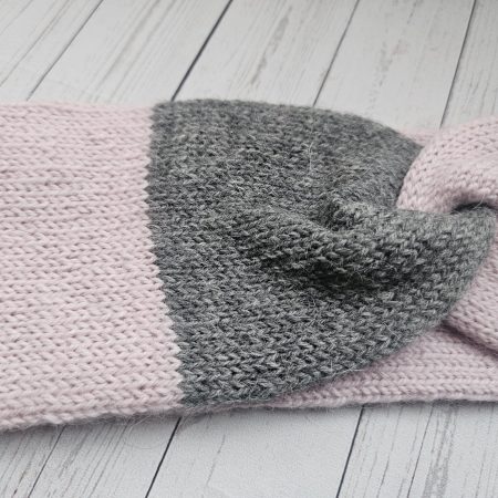 Handknitted headband/earwarmer.