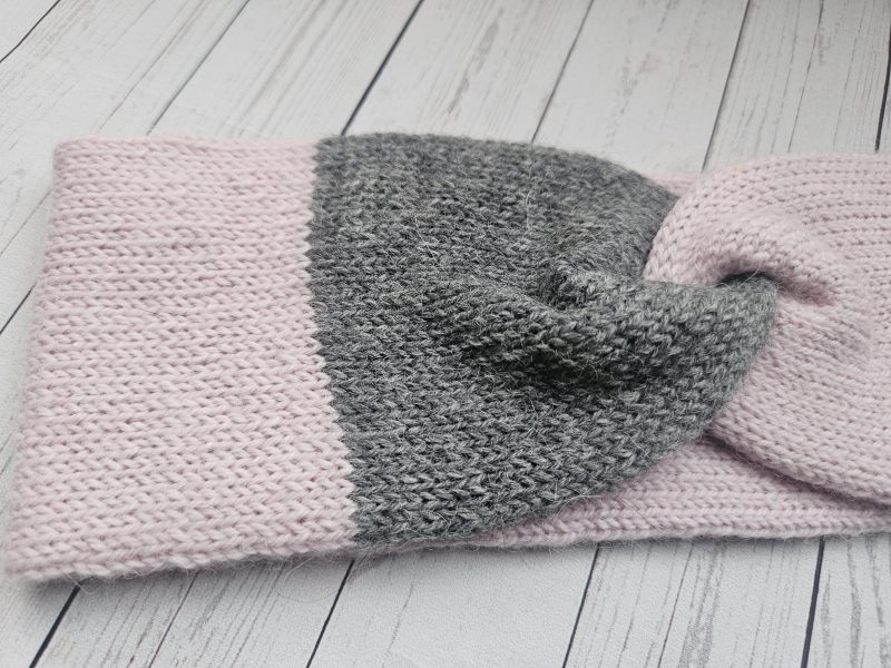 Handknitted headband/earwarmer.