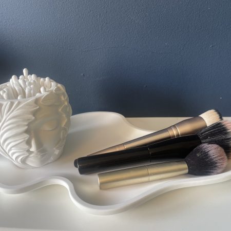 Eco-resin small head design pot for plants or home decor, white or natural