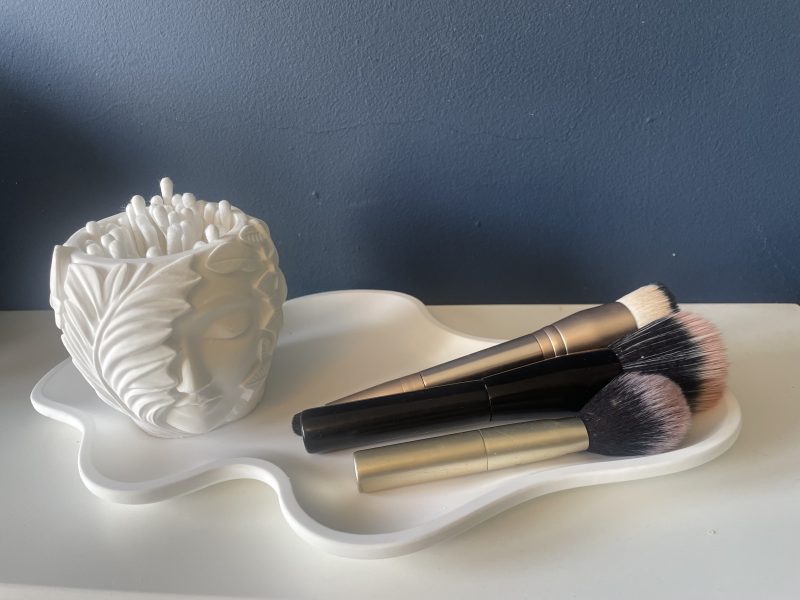 Eco-resin small head design pot for plants or home decor, white or natural