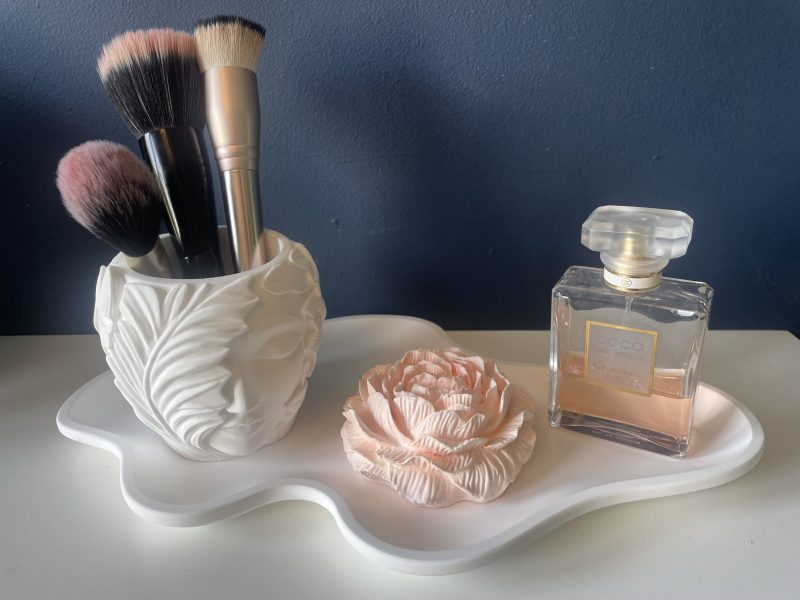 Eco-resin small head design pot for plants or home decor, white or natural