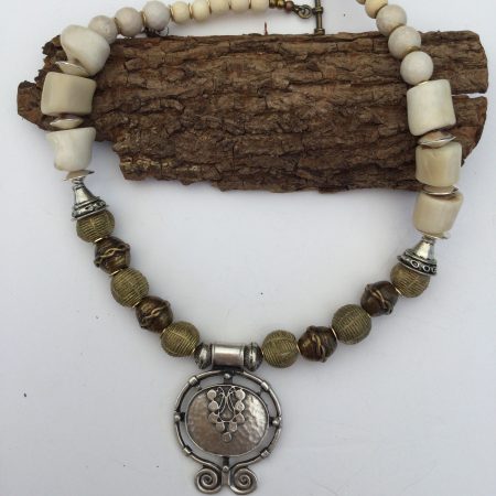 Cream coral and metallic necklace and bracelet