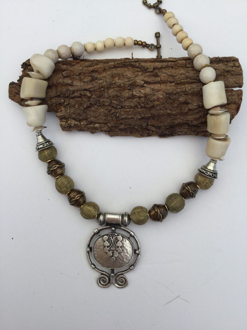 Cream coral and metallic necklace and bracelet