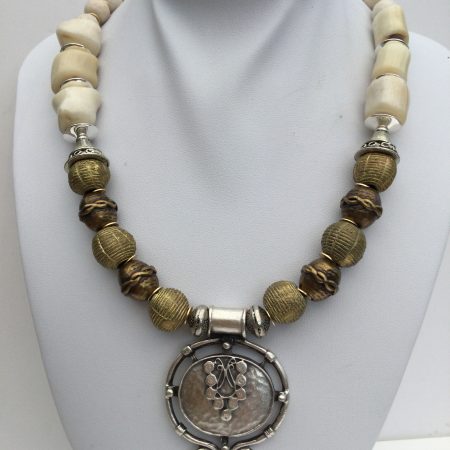 Cream coral and metallic necklace and bracelet