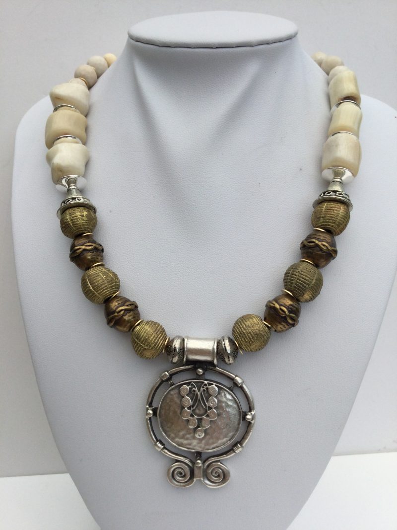 Cream coral and metallic necklace and bracelet
